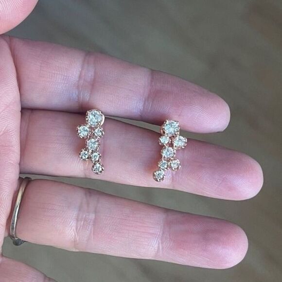 The Dainty Cluster Rose Gold stud earrings with cubic zirconia over 925. - Picture 5 of 6